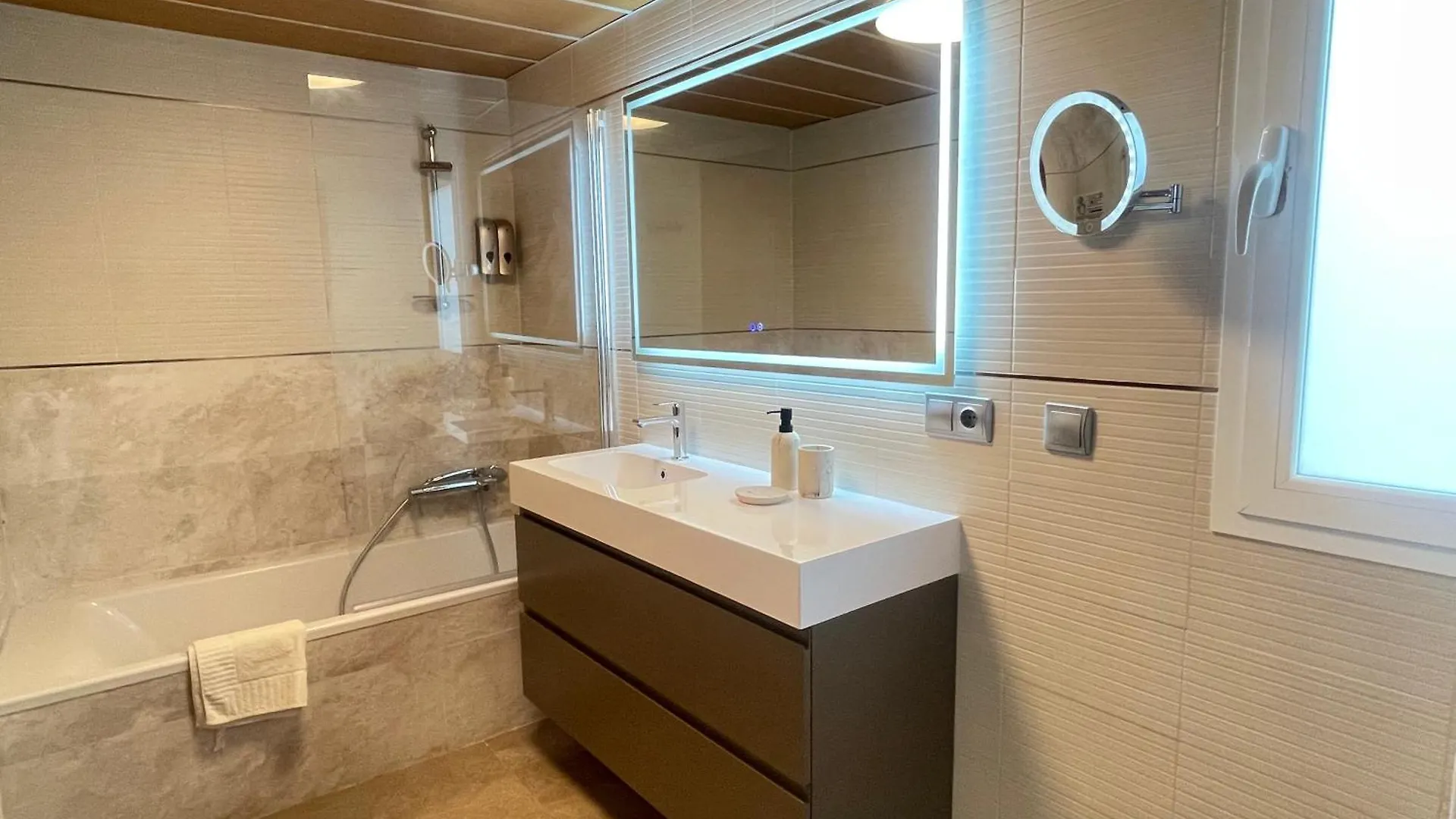 Apartamento Ático en Plaza de la Constitución Málaga 0*,  España
