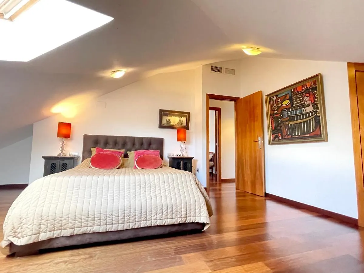 Atico En Plaza De La Constitucion 3 Bedrooms مالقة 0*,  إسبانيا