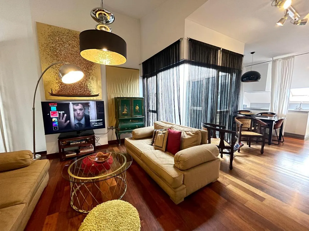 Atico En Plaza De La Constitucion 3 Bedrooms مالقة 0*,  إسبانيا