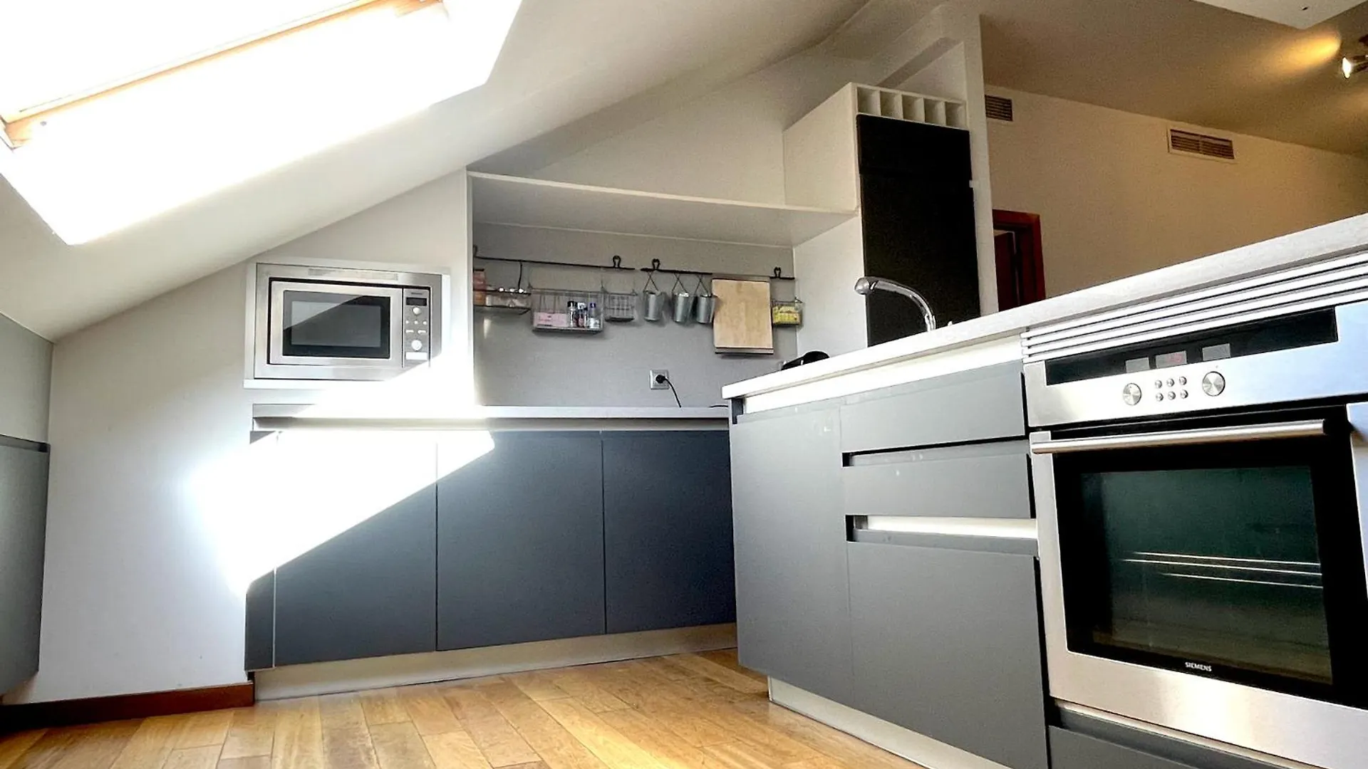 Atico En Plaza De La Constitucion 3 Bedrooms مالقة 0*,  إسبانيا